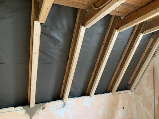 Unterspannbahn zwischen den Sparren